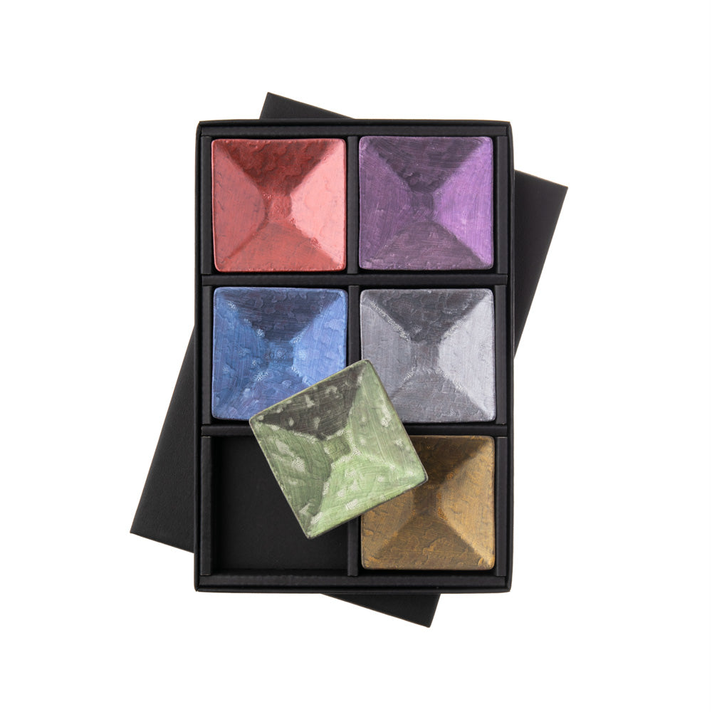 These mini dishes are perfect for decoration. In Japan, these mini dishes are known as "Mamezara" and are used as a chopstick rest or plates for seasonings. These can be paired with a large plate for various small sweets or nuts. Made in Arita, Japan. Set of 6 mini dishes. Porcelain Set of 6 Hand made in Japan