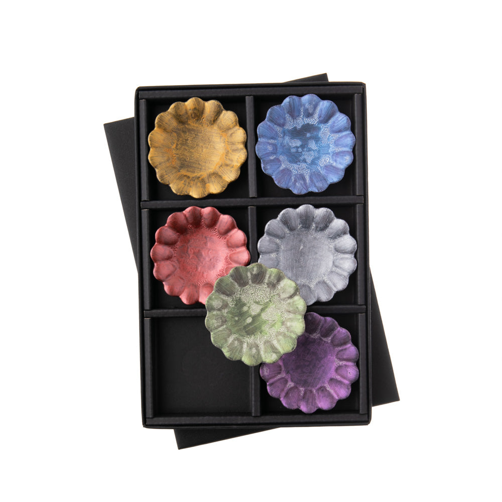 These flower-patterned mini dishes are perfect for decoration. In Japan, these mini dishes are known as "Mamezara" and are used as a chopstick rest or plates for seasonings. Made in Arita, Japan. Set of 6 mini dishes. Porcelain Set of 6 Hand made in Japan