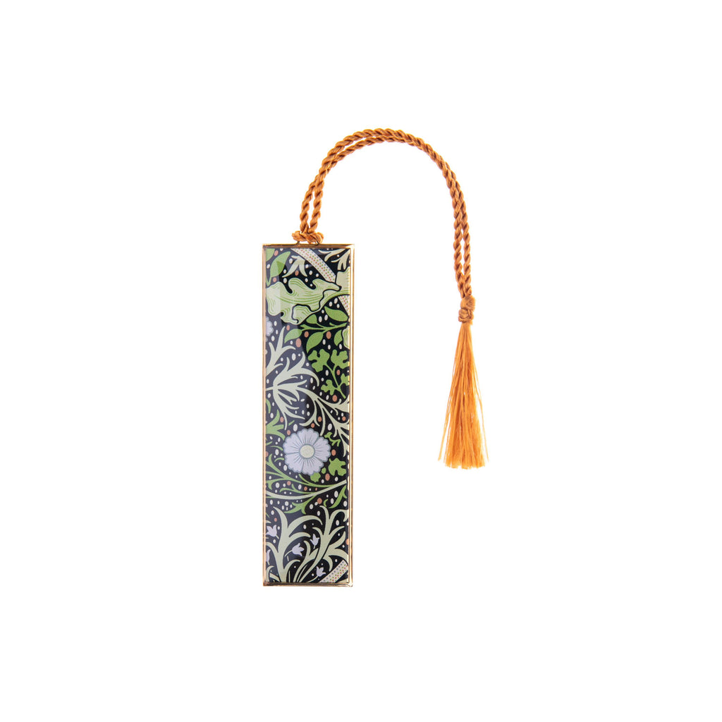 This bookmark featuring William Morris' Seaweed pattern is a great way to celebrate the craftsman's iconic textile and pattern work. Morris’ designs were admired throughout the industry. This pattern of ‘Seaweed’ is laced with depth and contrast between the colors in the leaves and petals of the plant. 