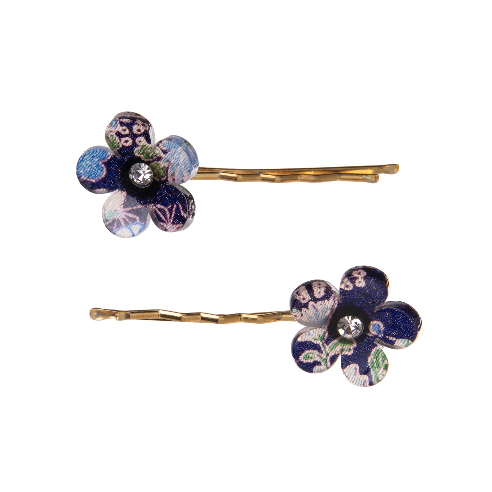 These adorable kimono-silk flower hairpins will add a touch of sophistication to any hairdo. With a gold-accented bobby pin and a flower crafted from Japanese kimono-silk fabric, each pin is adorned with a sparkling crystal at the center. Materials: Japanese-style chirimen (dyed fabric) encapsulated in acrylic resin.