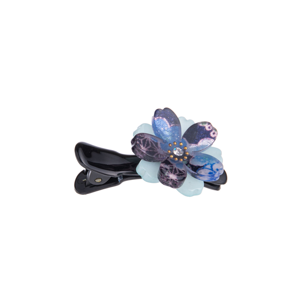 Celebrate cherry blossoms all year with this Sakura hair clip! This Sakura flower clip is crafted from kimono silk fabric and adorned with a sparkling crystal.