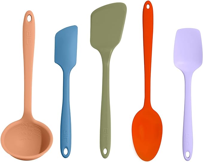 This 5-piece kitchen tool set is the ultimate tool bundle. In Mediterranean-inspired colors, it comes with a Spatula, Flip, Spoon, Ladle, and a Spoonula. 100% pharmaceutical-grade, platinum-cured silicone Heat-resistant, non-scratch Dishwasher safe BPA and BPS-free Dimensions: Approx. 12" L, approx. 3" W, approx. 1" H