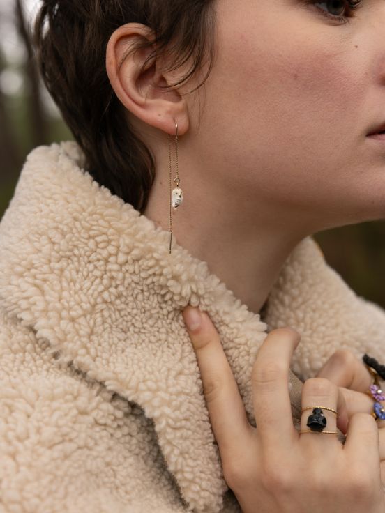 These threader earrings feature a black aster with a cubic zirconia on one, and a tiny owl on the other. On a delicate chain, these earrings dangle and bring a hint of natural glam. Lead and Nickel-free Material: Porcelain, Cubic Zirconia, Gold-plated Brass Designed in Toulouse, France 