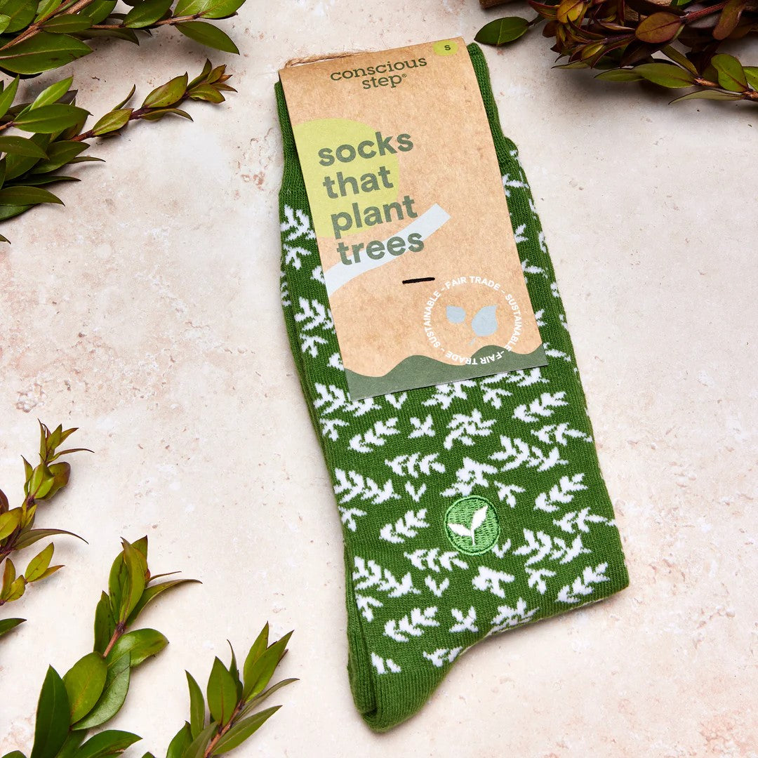 You won't be-leaf how adorable these leaf socks are! These green and white socks are perfect for keeping your feet warm while adventuring outdoors on a nature hike, or to bring the magic of nature indoors! Be comfy and stylish while celebrating your love of leaves. Fairtrade Certified Organic Cotton Vegan Terry padding