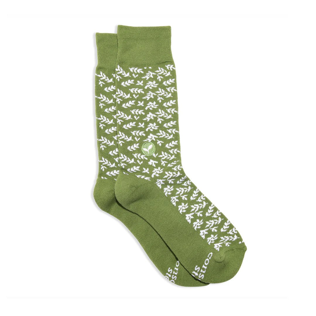 You won't be-leaf how adorable these leaf socks are! These green and white socks are perfect for keeping your feet warm while adventuring outdoors on a nature hike, or to bring the magic of nature indoors! Be comfy and stylish while celebrating your love of leaves. Fairtrade Certified Organic Cotton Vegan Terry padding