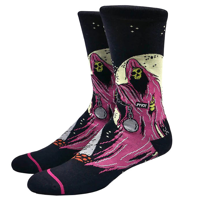 Get into spooky season with these ghost socks that feature moisture wicking fabric, a padded footbed, and a cuff that won't slip down. With a ghost looking very menacing above a tombstone, you can easily wear them All Hallow's Eve. Material: 75% Combed Cotton, 20% Antibacterial Poly-blend, 5% Nylon One size fits most 