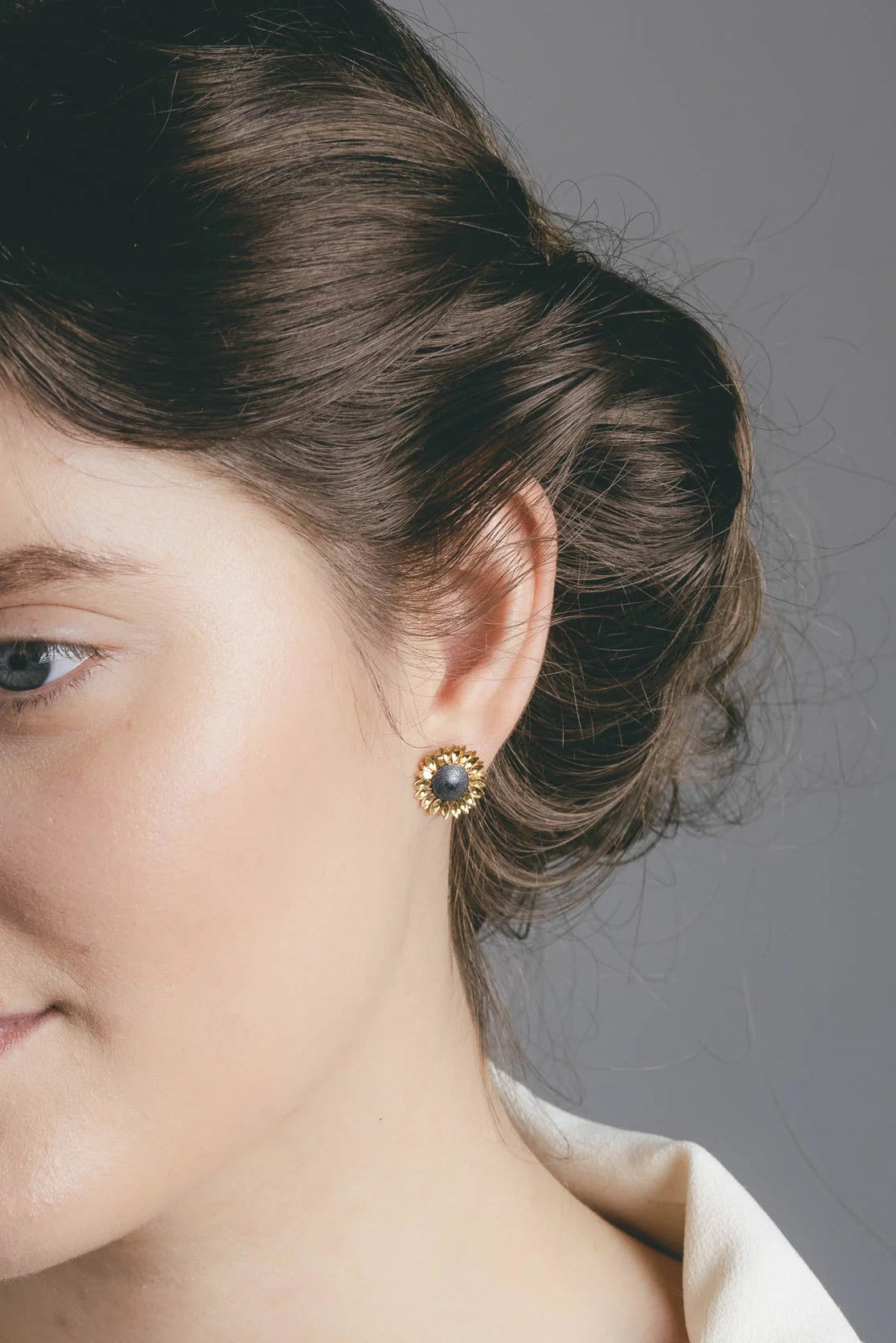 Wear and spread joy with these sunflower stud earrings. With gold detail for the petals, the center of the earring is oxidized silver to make the yellow stand out and shine like a real sunflower. Get these beauties for the flower lover in your life, as they would make a lovely birthday or Mother's Day gift. Handmade in the UK Material: 22ct. Gold-plating