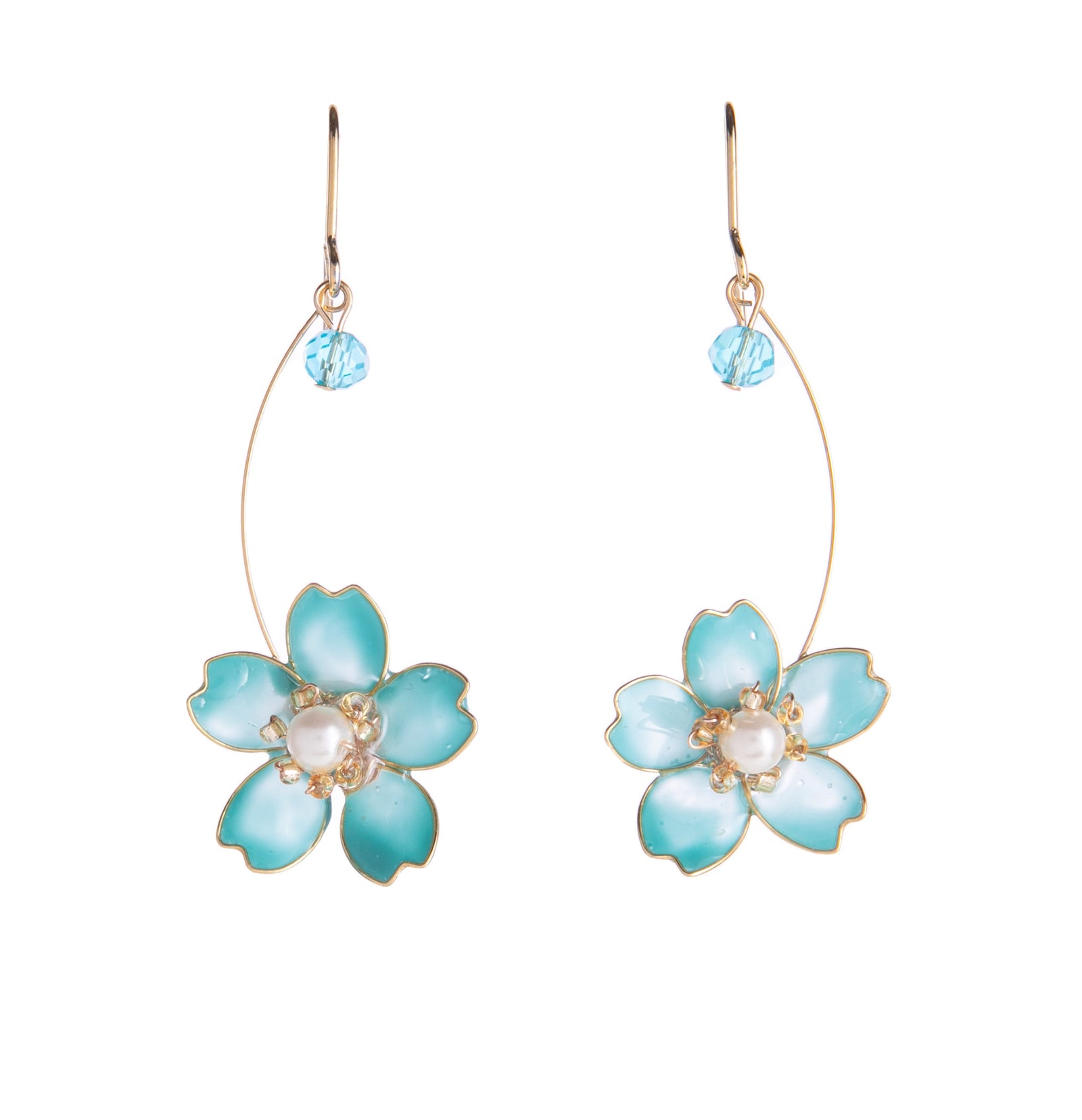 Pretend you are walking among the cherry blossoms when you wear these Sakura drop earrings! In pink or blue, these earrings feature a Sakura with a faux pearl.