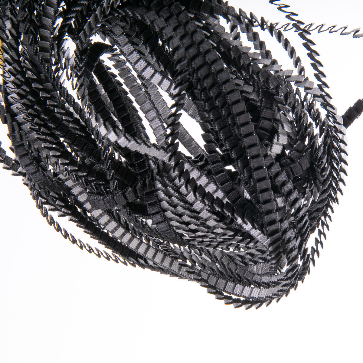 This striking necklace adds a unique touch to any outfit! Crafted from pleated fabric, it beautifully drapes around the neck or sits atop your clothing. 