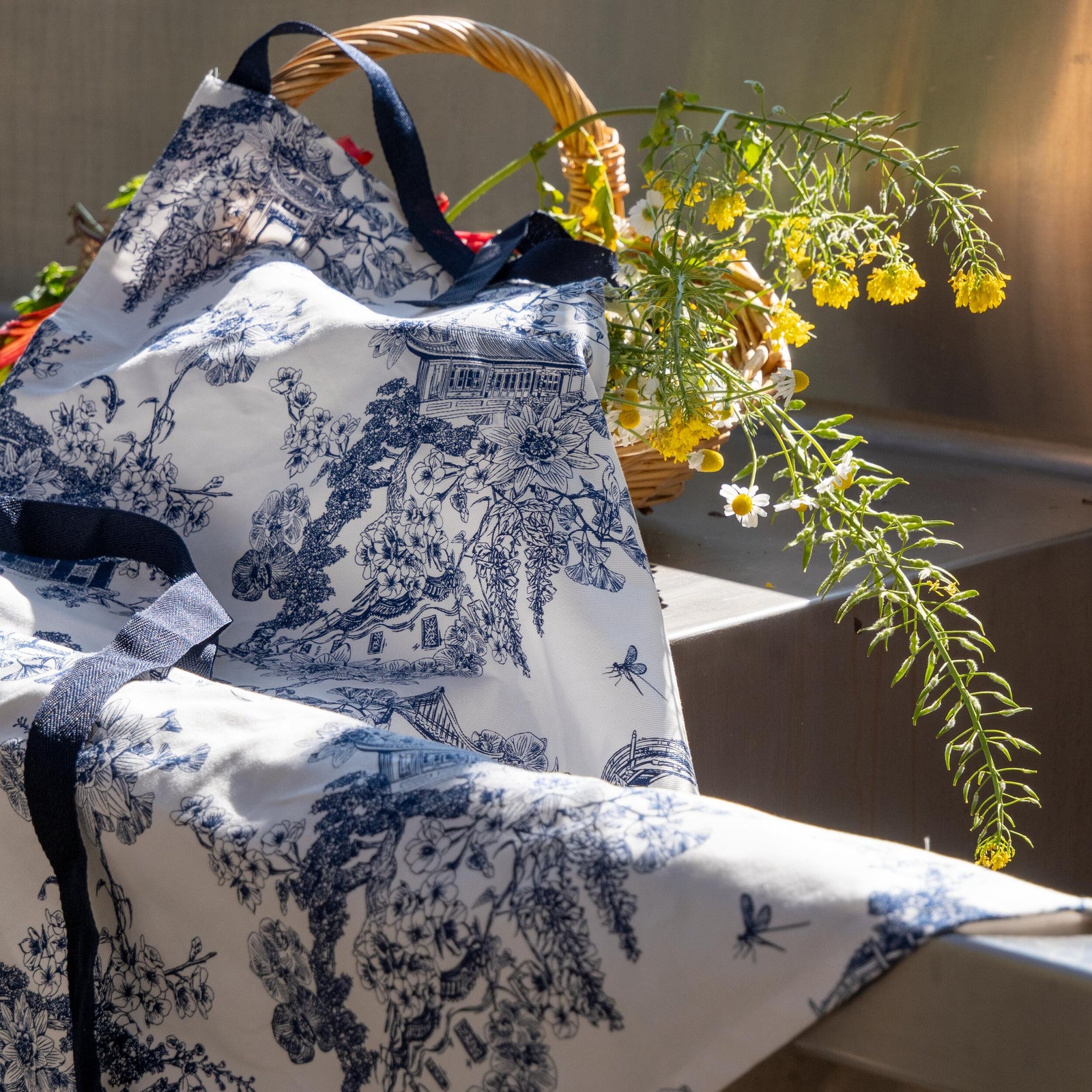 This stunning apron features our exclusive Asian Gardens toile print. The sturdy construction of the high-quality canvas makes it perfect for everyday cooking. 