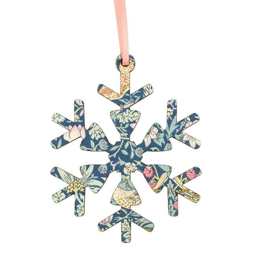 This pretty snowflake ornament is adorned in Liberty of London Tana Lawn fabric featuring William Morris’ iconic Strawberry Thief print.