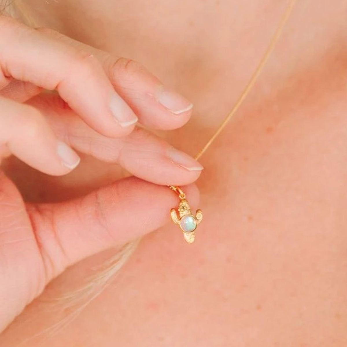 CACTUS PENDANT NECKLACE WITH GREEN STONE