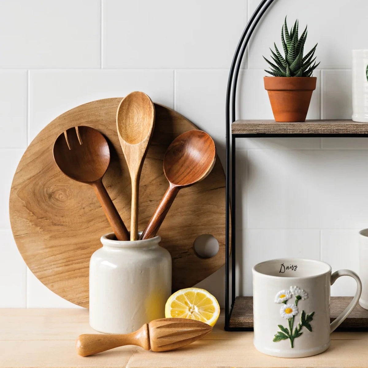 EMBOSSED DAISY MUG