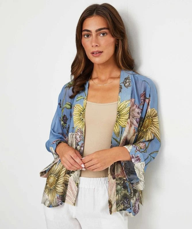 This luxurious-feel short kimono features beautiful, vintage style botanical sketches of daisies. Crafted from a special blend of modal and cupro.