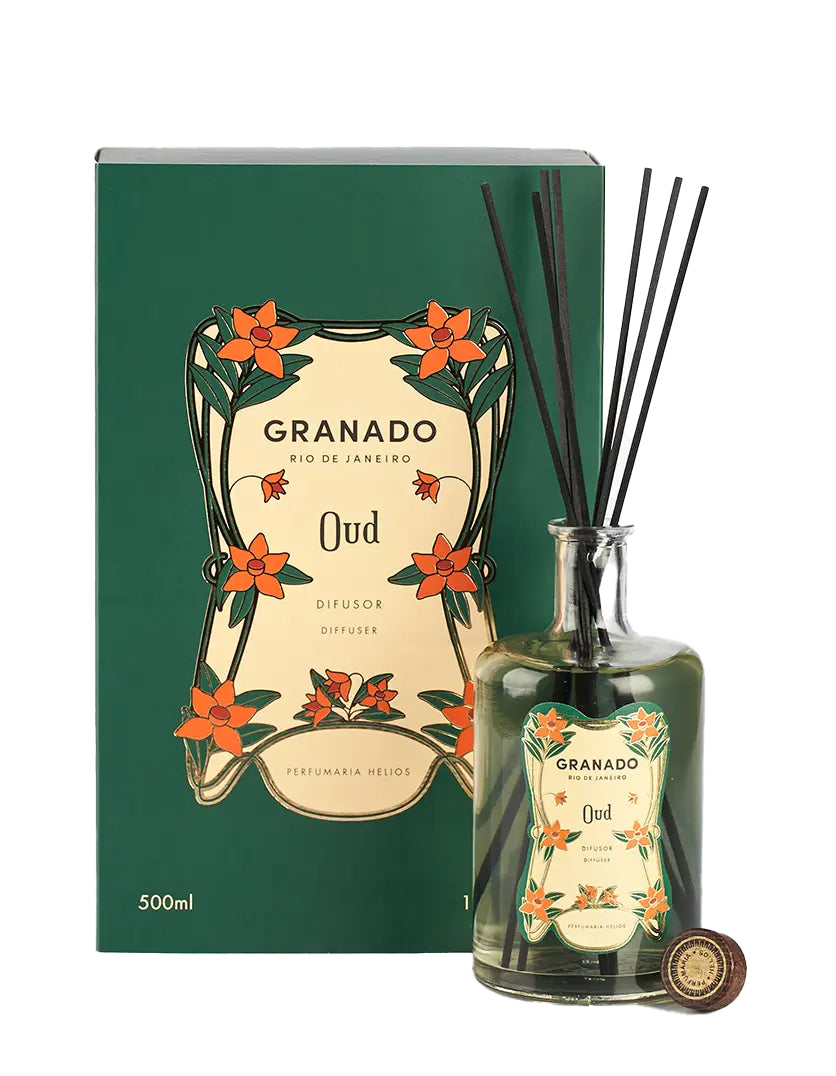 In an enveloping, sophisticated interpretation, Oud celebrates one of perfumery’s rarest and most precious ingredients. This intense fragrance explores woody notes such as cedar, guaiac, and patchouli in harmony with oriental, resinous, and spicy notes. This luxurious diffuser has 85% ingredients of natural origin and a high concentration of fragrance