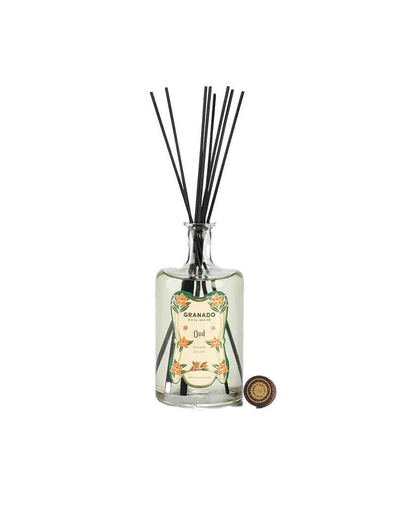 In an enveloping, sophisticated interpretation, Oud celebrates one of perfumery’s rarest and most precious ingredients. This intense fragrance explores woody notes such as cedar, guaiac, and patchouli in harmony with oriental, resinous, and spicy notes. This luxurious diffuser has 85% ingredients of natural origin and a high concentration of fragrance