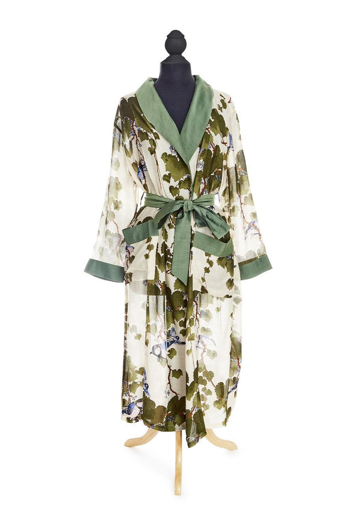 This luxuriously soft robe is made from a custom blend of modal and viscose which creates a silky-smooth lightweight material. Features a gorgeous vintage style Green Acre print