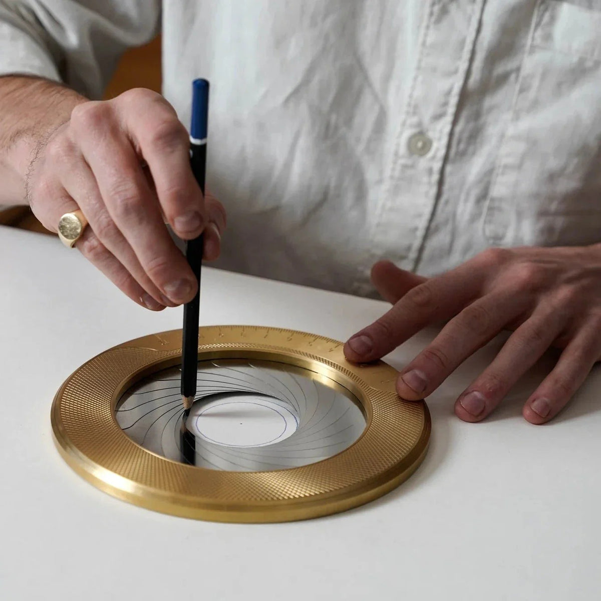 BRASS IRIS DRAWING TOOL