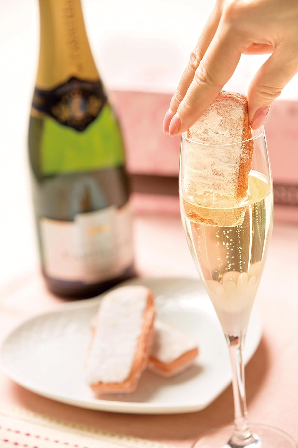 Made by Fossier, founded in 1756, the oldest biscuit maker in France, who became famous thanks to these pretty rose-pink pastries whose authentic recipe has remained largely unchanged for the past 260 years. Enjoy this vanilla flavored delight with tea or dip into a glass of champagne! Box of 12 biscuits Net wt. 3.5 oz