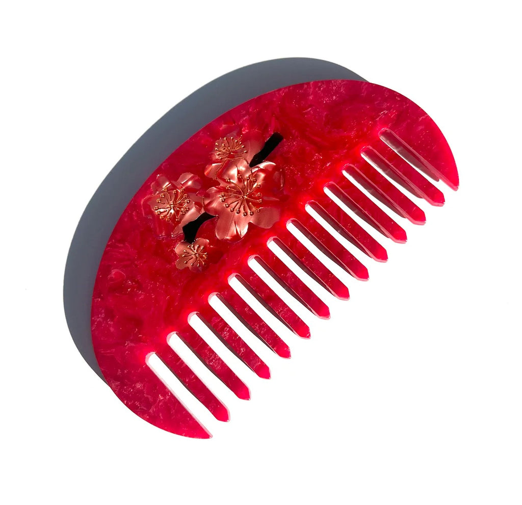 This charming gua sha comb is based on ancient Chinese "combing" therapy. It is designed to gently stimulate and massage your scalp, which helps to encourage hair growth. 