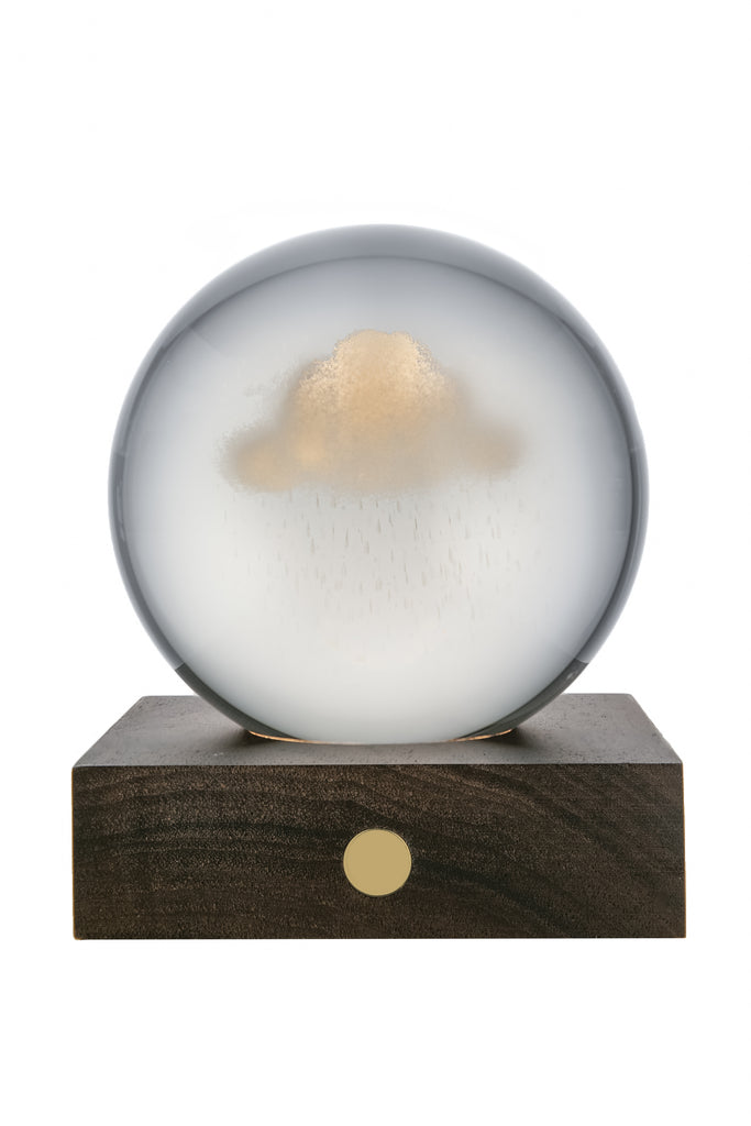 Create an enchanting atmosphere in your home with this rain cloud amber crystal light. Whether the weather outside is rainy or not, evoke a cozy rainy day no matter the temperature with this amber crystal light. Rechargeable battery (charges with a USB-C port). 3 light temperatures. 3.15’’ diameter x 3.74’’ high.