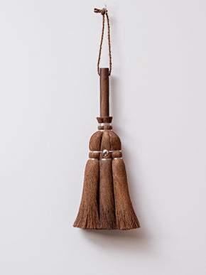 Tawashi are traditional brushes made from the fibers of the windmill palm. For centuries such brushes have been used in Japan for cleaning and sweeping. This Tawashi dustpan and brush set is handcrafted, one at a time. Materials: Windmill palm, Japanese cypress, stainless steel. Size: Brush: 4" x 11", Dustpan: 6" x 9".