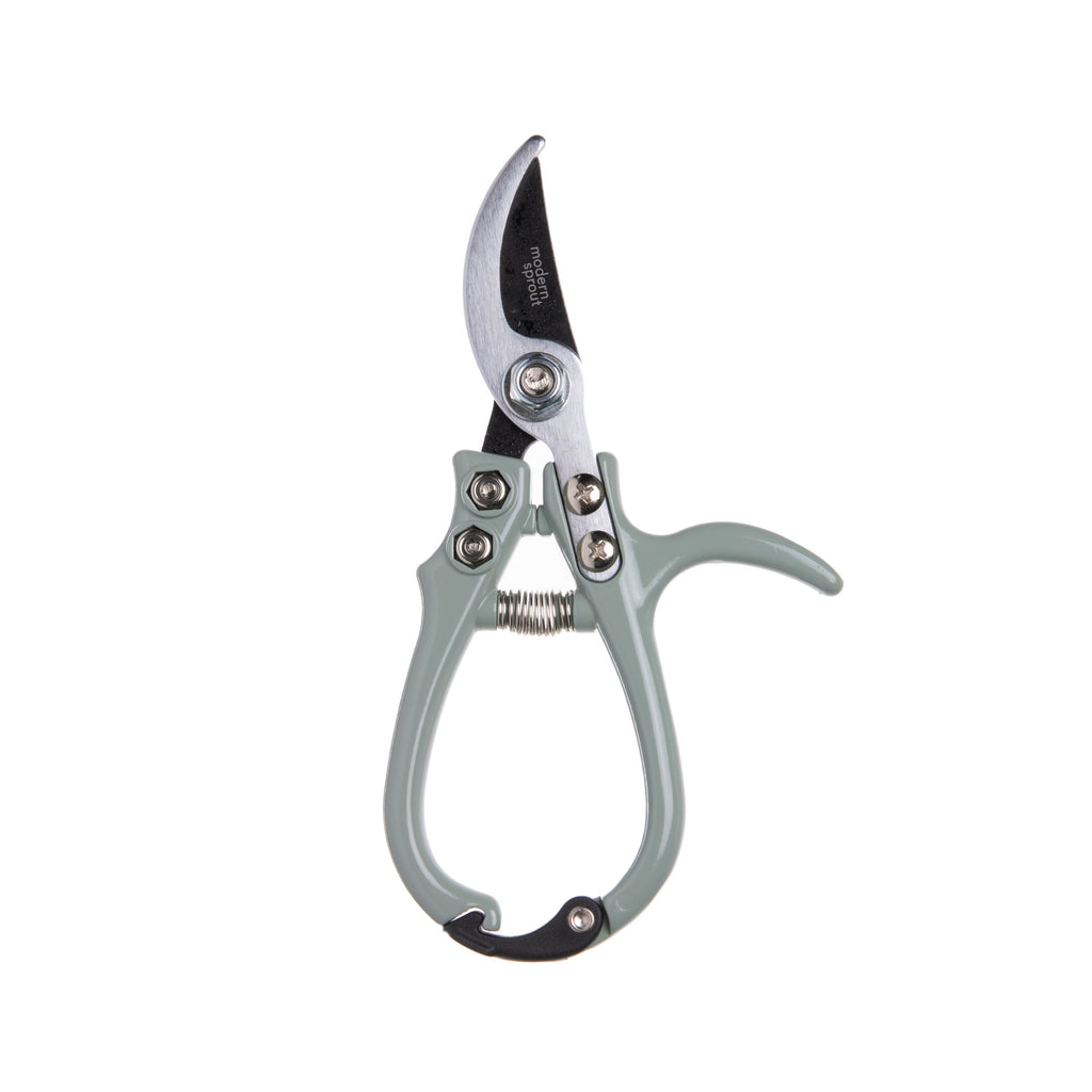 These handy garden pruners are lightweight, yet durable. They have a grip-friendly design with a safety lock, and carbon steel blades for easy, clean cutting. Bypass blade for clean cuts up to 1/2" Carbon steel blades Dimensions: 6" x 2"
