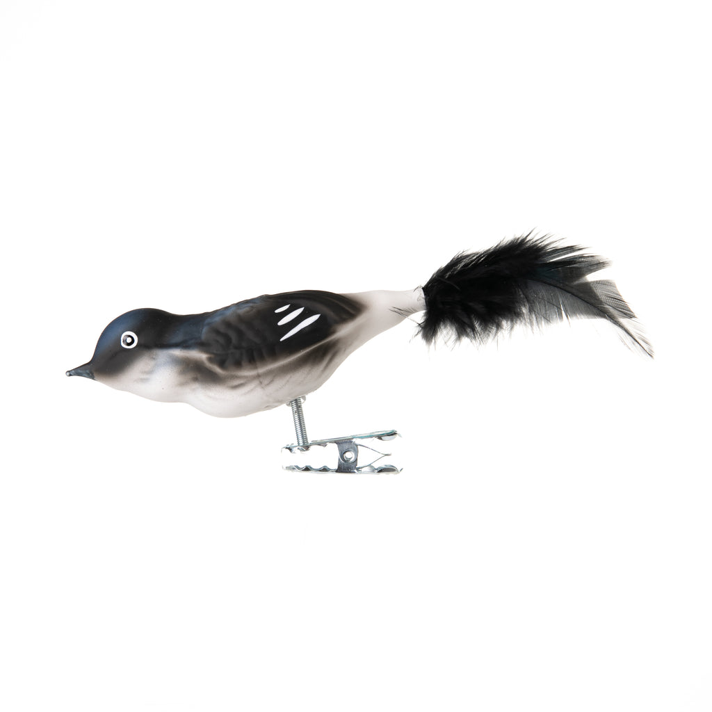 This homely housemartin bird is made from hand-blown glass in a family-owned studio. Its tail is made with real feathers and has a hand-painted finish.