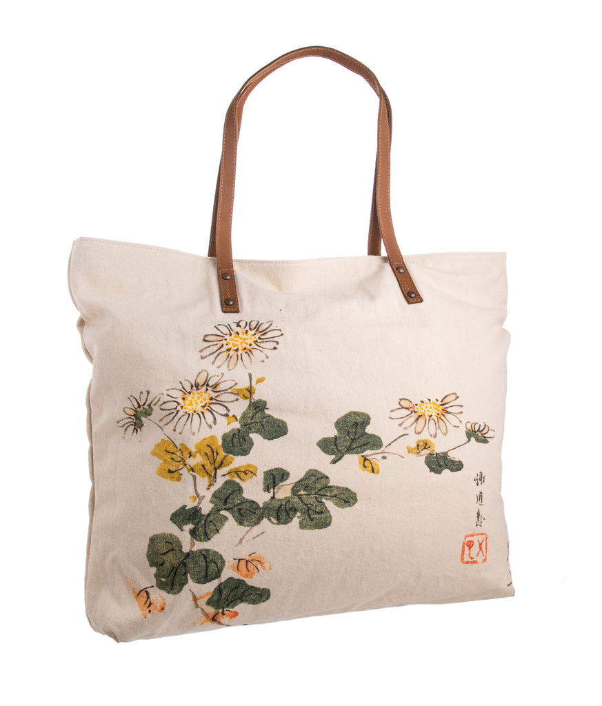 What is a garden, and what can you do with one? Focusing on the gardens of China’s literati during the Ming and Qing dynasties (1368–1912), The Huntington’s “Growing and Knowing in the Gardens of China” exhibition illuminates gardens as transformative spaces. This cotton tote features Chrysanthemums in Round, an artwork in the Ten Bamboo Studio Manual of Calligraphy and Painting 十竹齋書畫譜, vol. 3, dated 1633 from the Ming dynasty. Dimensions: 17" x 20" Strap length: 24".