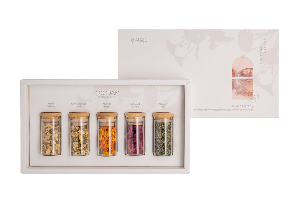 This gift box of flower tea brings a touch of nature into teatime. This gift box features 5 different compact jars of flower teas.