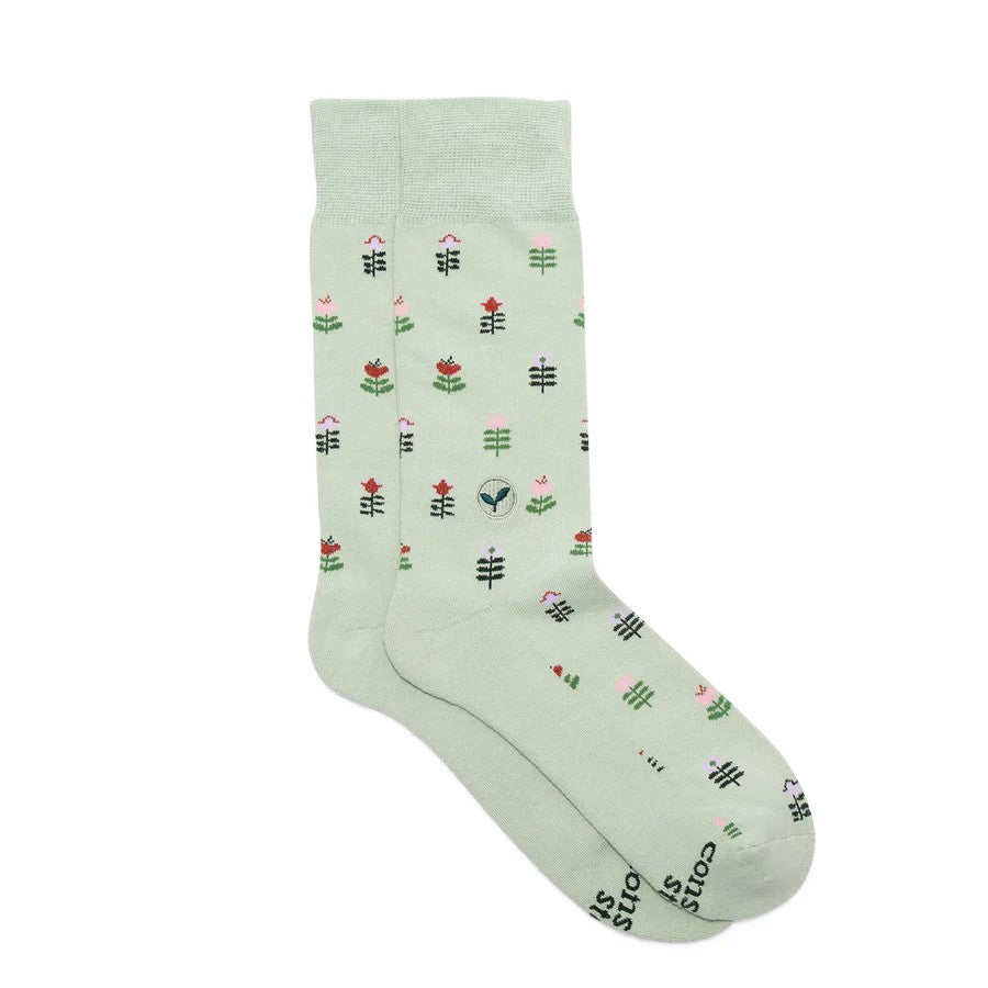 These beautiful pale green socks have all the bright florals you love, with none of the pollen. Size: US Men’s Shoe Sizes: Small (4-8), Medium (8-13),US Women’s Shoe Sizes: Small (5-9), Medium (9-14). Fairtrade, GOTS, and Vegan Certified Terry padding for comfort Machine wash cold.