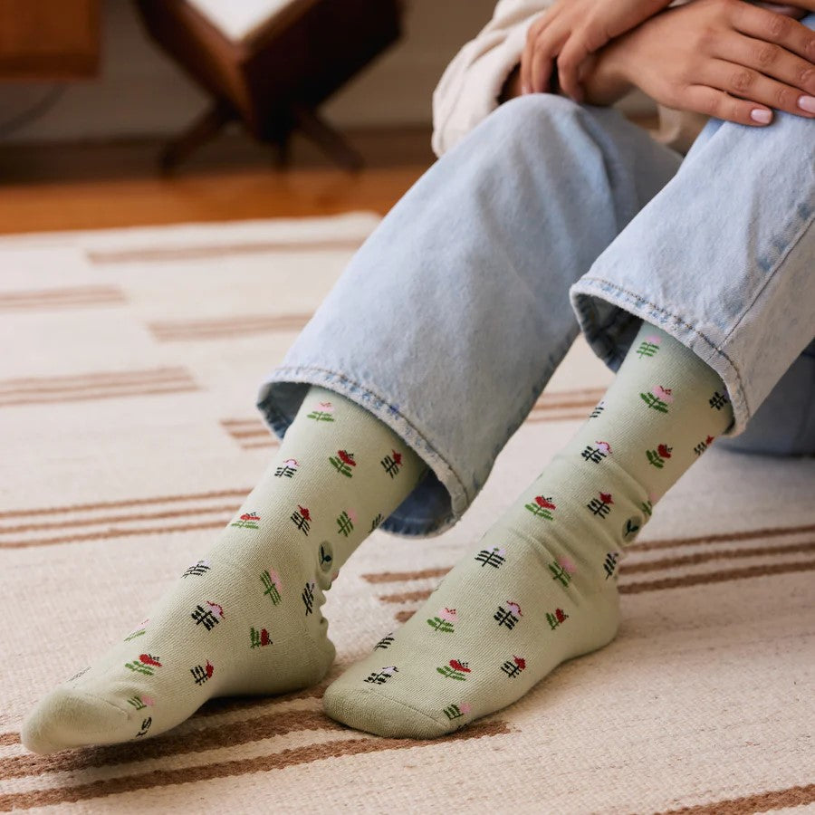 These beautiful pale green socks have all the bright florals you love, with none of the pollen. Size: US Men’s Shoe Sizes: Small (4-8), Medium (8-13),US Women’s Shoe Sizes: Small (5-9), Medium (9-14). Fairtrade, GOTS, and Vegan Certified Terry padding for comfort Machine wash cold.