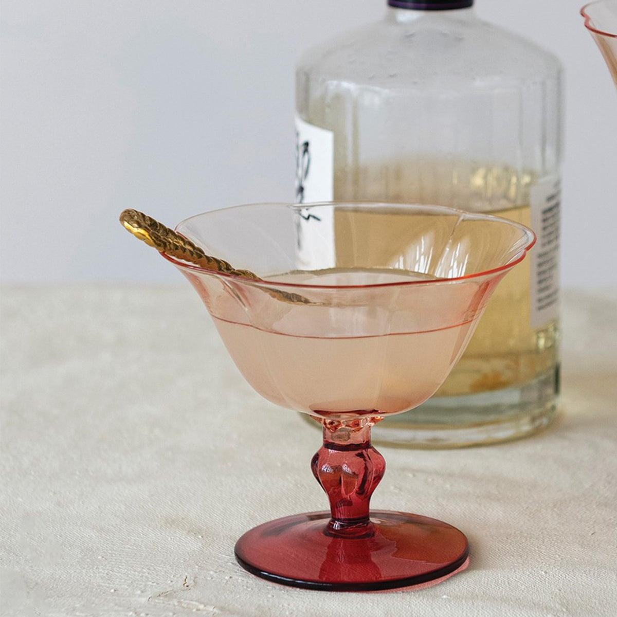 TWO-TONE PETAL-SHAPED WINE GLASS