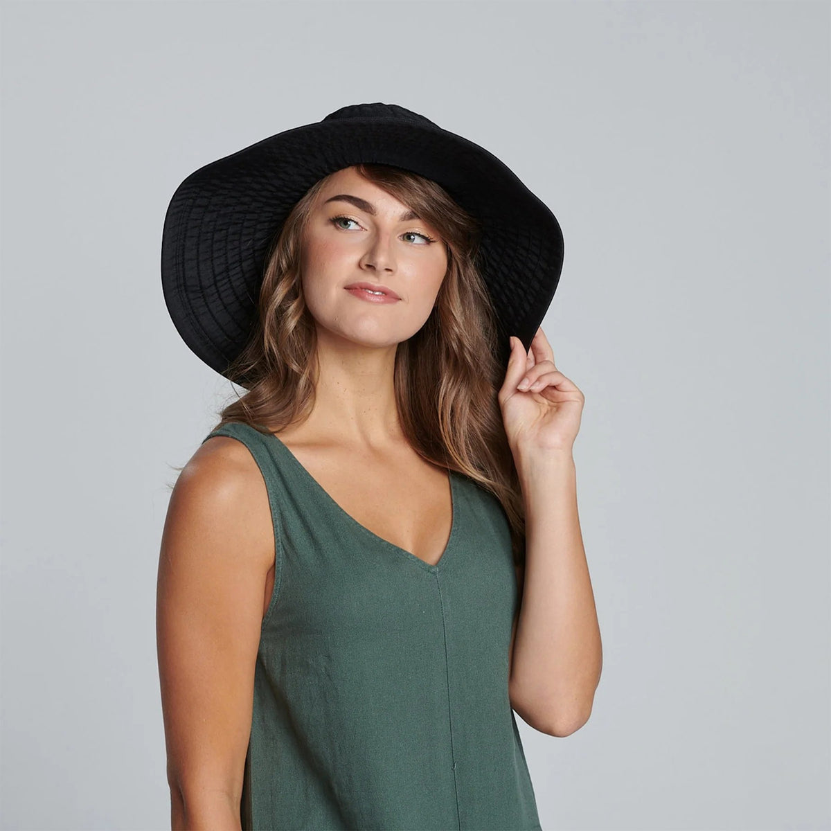 BLACK RIBBON WIDE BRIM HAT