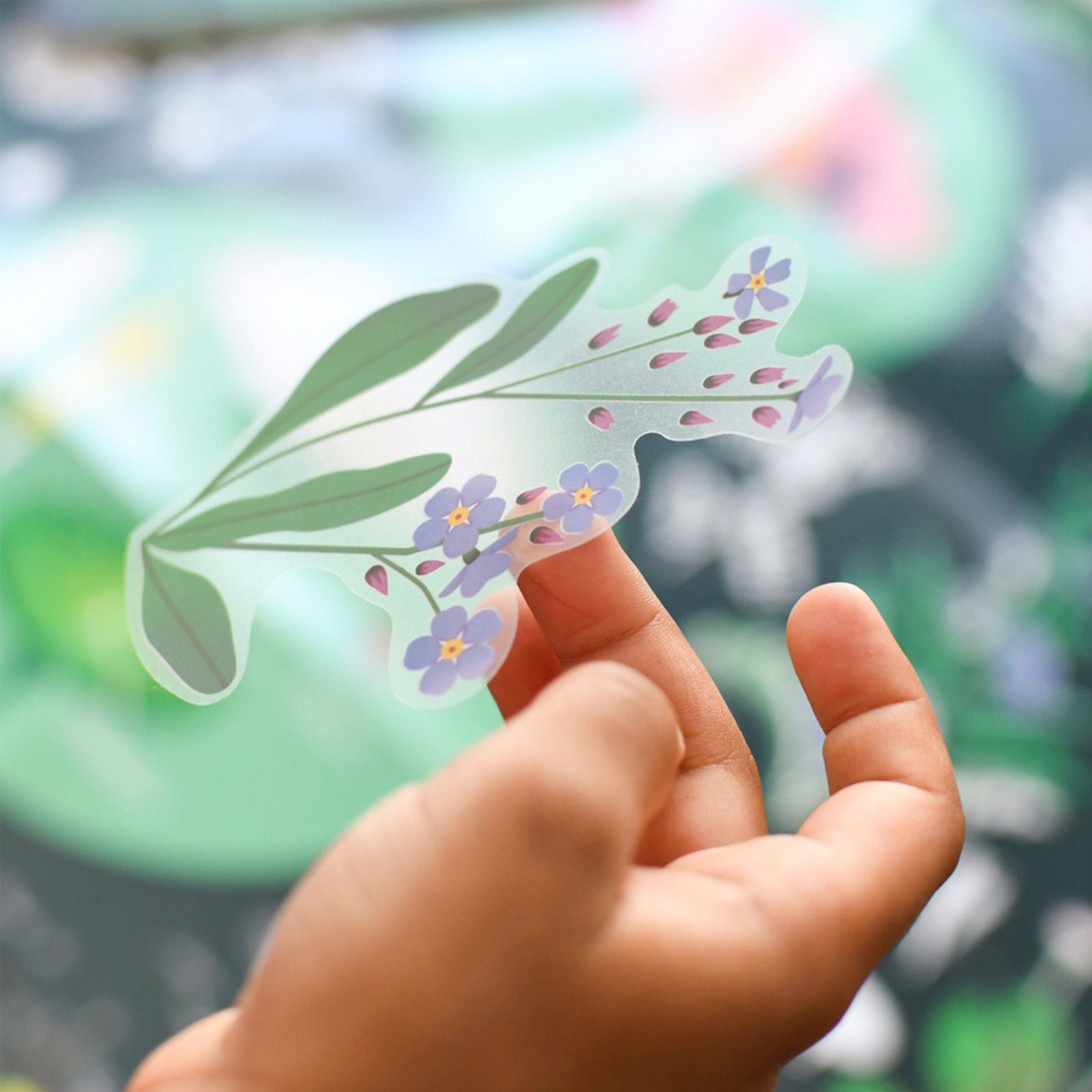 Discover this informative poster with 72 removable and illustrated stickers that combine creativity with learning! This activity is a great way to learn the names of plants and flowers. The final result is an extra-large poster that doubles as a beautiful print to display in your home.