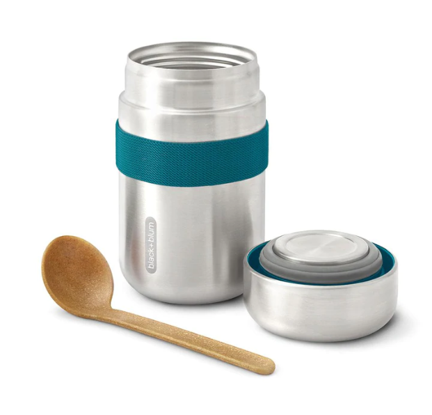 Sleek and modern, this pretty and practical 13.5 fl oz vacuum insulated portable pot is 100% leak proof and will keep your food hot for 6 hours or cold for 8 hours. Natural wood fiber spoon included. Machine-washable ocean blue nylon strap. High-quality stainless-steel. BPA free. Perfect for gifting.