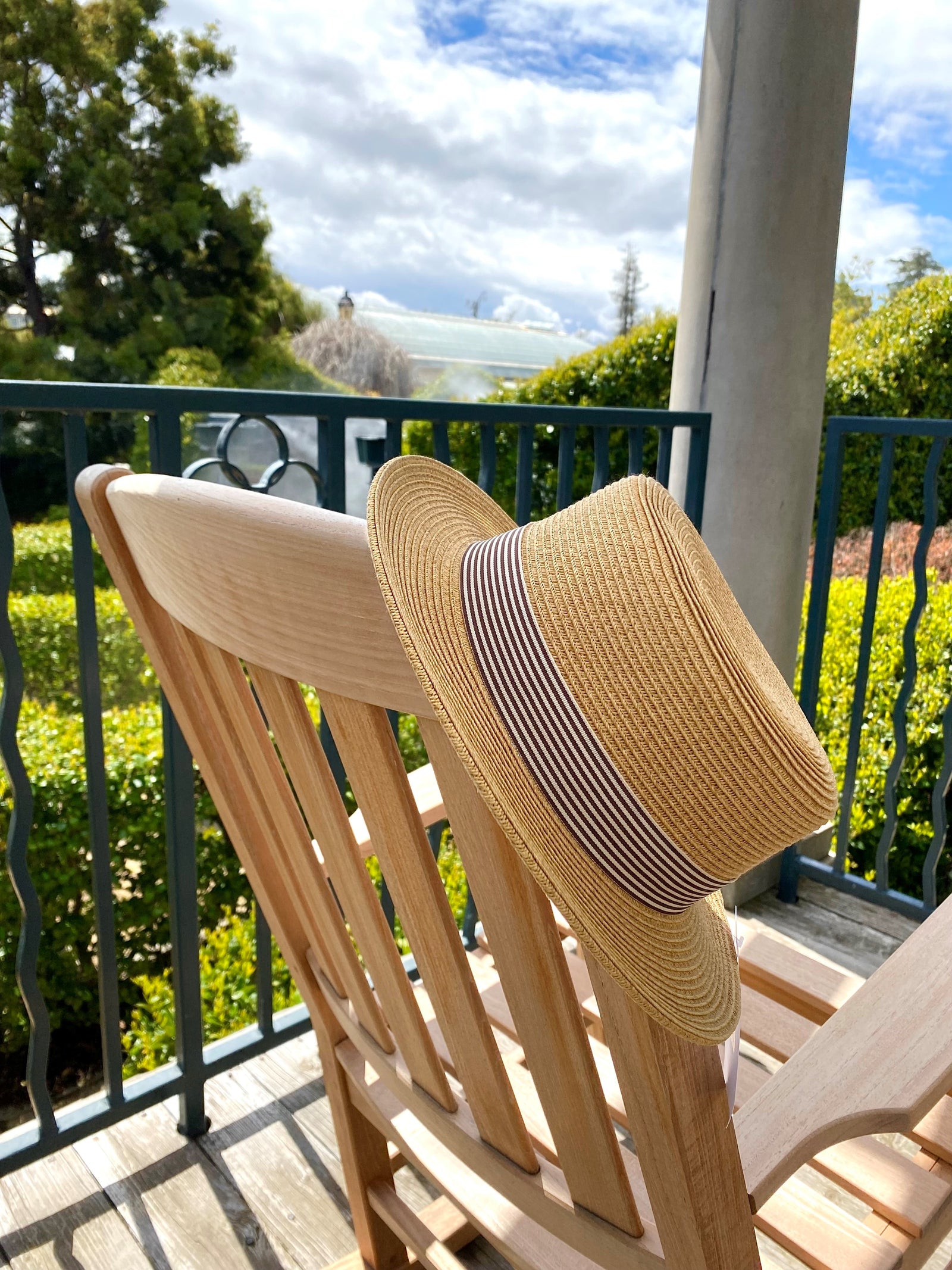 Casual interpretation of a Classic Boater. This lightweight, paper straw woven hat is packable— you can throw it into your handbag, backpack or suitcase and it will spring back into shape when you take it out. Features a black and ivory stripe grosgrain ribbon hat band. Unisex - adjustable size inner drawstring.